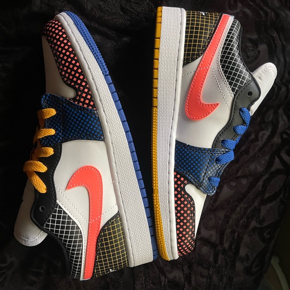 Nice cute pair of Brand New Air Jordan Lows size 4.5Y - Picture 3 of 8